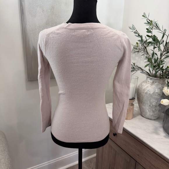 Women's Banana Republic V-Neck Extra-Fine Merino Wool Sweater - Cream - Picture 3 of 6